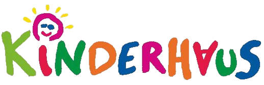 Wort „Kinderhaus“ in der farbigen Schrift des Montessori-Kinderhaus-Logos.